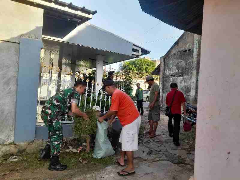 Babinsa dan Masyarakat Tanjung Karang Laksanakan Jum’at Bersih untuk Lingkungan Sehat Babinsa dan Masyarakat Tanjung Karang Laksanakan Jum’at Bersih untuk Lingkungan Sehat