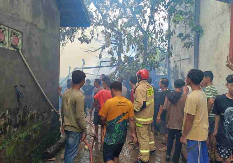 Kolaborasi Tanggap Darurat: Api Lahap 1 Unit Rumah Warga Kolaborasi Tanggap Darurat: Api Lahap 1 Unit Rumah Warga