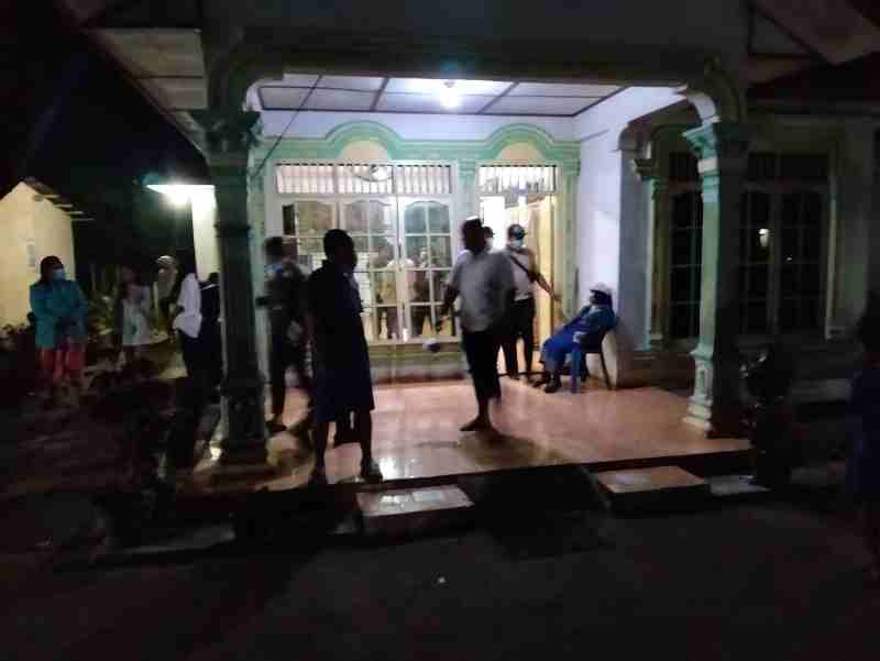 Polsek Tanah Jawa Evakuasi Jasad Lansia Yang Ditemukan di Dalam Rumah Polsek Tanah Jawa Evakuasi Jasad Lansia Yang Ditemukan di Dalam Rumah