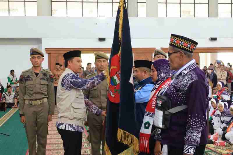 Parosil Mabsus Melepas 311 Calon Jamaah Haji Asal Lampung Barat Parosil Mabsus Melepas 311 Calon Jamaah Haji Asal Lampung Barat
