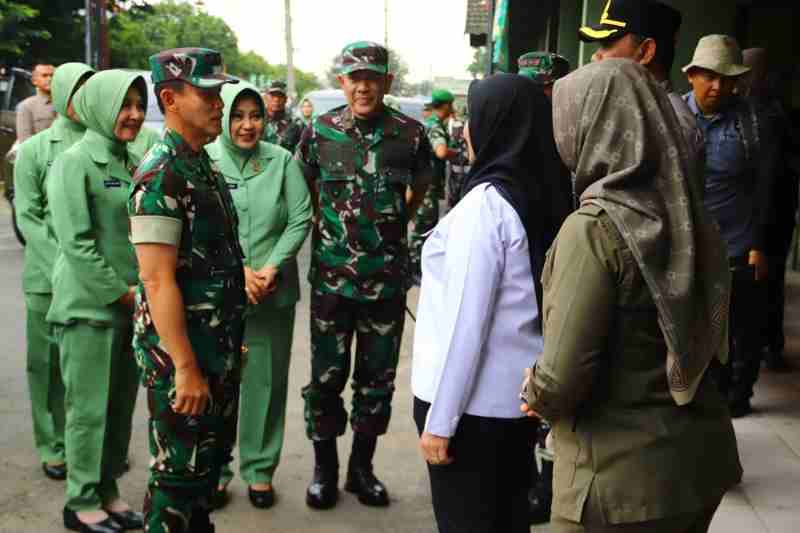 Pangdam II/Sriwijaya Laksanakan Peletakan Batu Pertama Revitalisasi Pasar Koga Pangdam II/Sriwijaya Laksanakan Peletakan Batu Pertama Revitalisasi Pasar Koga