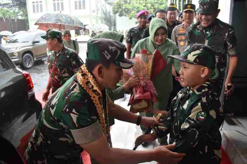 Kunjungi Korem 043/Gatam, Pangdam II/Sriwijaya Berikan Arahan kepada Prajurit, PNS, dan Persit Kunjungi Korem 043/Gatam, Pangdam II/Sriwijaya Berikan Arahan kepada Prajurit, PNS, dan Persit