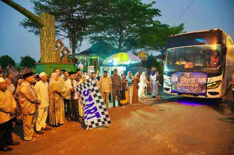 Bupati Riyanto Lepas Jamaah Calon Haji Kloter 53 Asal Pringsewu Bupati Riyanto Lepas Jamaah Calon Haji Kloter 53 Asal Pringsewu