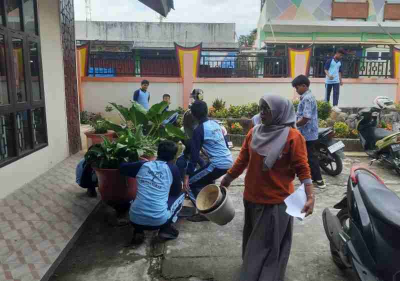 Tingkatkan Kebersihan Sekolah dan Dukung Program Pemda SMPN 1 Batusangkar Goro Bersama Tingkatkan Kebersihan Sekolah dan Dukung Program Pemda SMPN 1 Batusangkar Goro Bersama