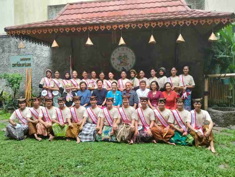 Finalis Denok Kenang Dapat Pembekalan Tentang Seni Budaya di Klub Merby Finalis Denok Kenang Dapat Pembekalan Tentang Seni Budaya di Klub Merby