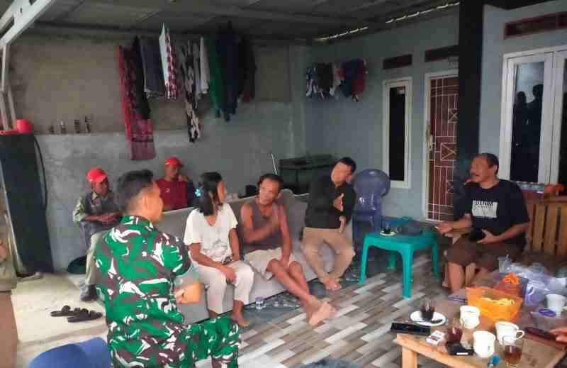 Babinsa Koramil 410-01/PJG Jalin Silaturahmi dengan Warga Binaan di Kampung Ciakong Babinsa Koramil 410-01/PJG Jalin Silaturahmi dengan Warga Binaan di Kampung Ciakong