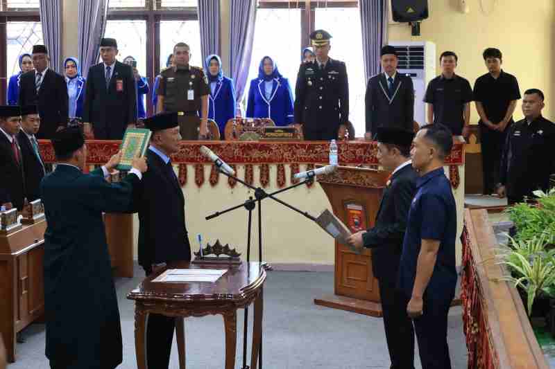 Mad Hasnurin Hadiri Pelantikan Edy Gunawan sebagai anggota DPRD Kabupaten Lampung Barat Mad Hasnurin Hadiri Pelantikan Edy Gunawan sebagai anggota DPRD Kabupaten Lampung Barat