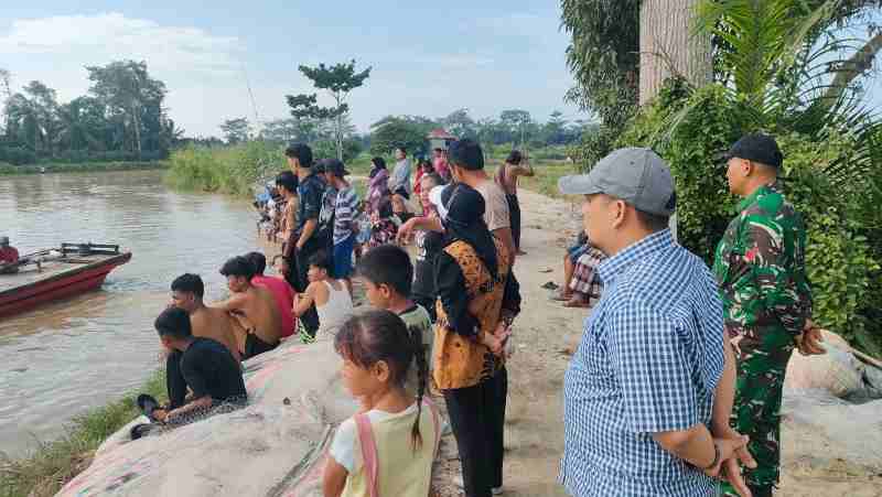 Bocah 7 Tahun Hanyut di Sungai PAM, Polres Sergai Sektor Tanjung Beringin Turut Belasungkawa Bocah 7 Tahun Hanyut di Sungai PAM, Polres Sergai Sektor Tanjung Beringin Turut Belasungkawa