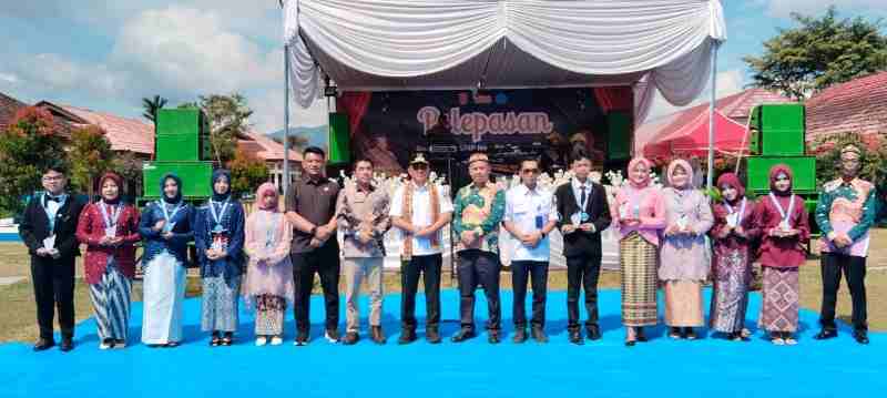 Parosil Harapkan Lulusan SMPN 1 Kebun Tebu Jadi Generasi Penerus yang Mampu Majukan Daerah Parosil Harapkan Lulusan SMPN 1 Kebun Tebu Jadi Generasi Penerus yang Mampu Majukan Daerah