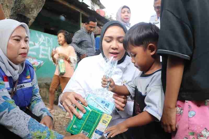 Pemprov Lampung Salurkan Bantuan Sosial untuk Korban Banjir di Way Lunik Pemprov Lampung Salurkan Bantuan Sosial untuk Korban Banjir di Way Lunik
