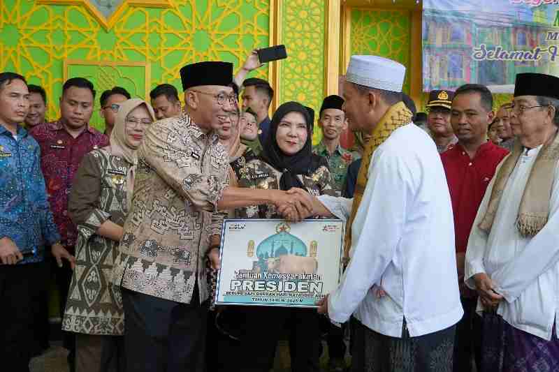 Gubernur Lampung Serahkan Bantuan Sapi Qurban dari Presiden RI Gubernur Lampung Serahkan Bantuan Sapi Qurban dari Presiden RI