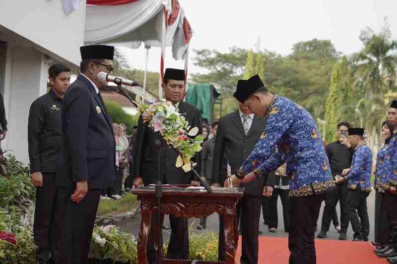 Bupati TOHA Lantik 2.838 PPPK dan 151 CPNS Pemkab Muba Bupati TOHA Lantik 2.838 PPPK dan 151 CPNS Pemkab Muba