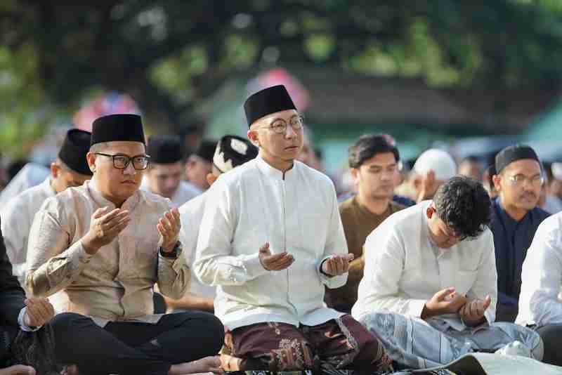 Gubernur Mirza Sholat Idul Adha Bersama Ribuan Masyarakat, Salurkan 65 Ekor Sapi dan 16 Sapi dari Presiden Gubernur Mirza Sholat Idul Adha Bersama Ribuan Masyarakat, Salurkan 65 Ekor Sapi dan 16 Sapi dari Presiden