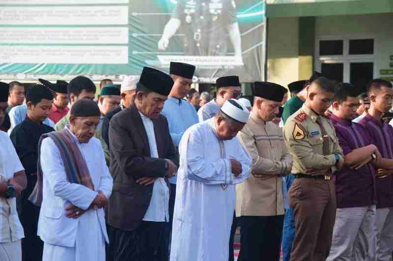 Jalin Kebersamaan, Danrem 043/Gatam Sholat Idul Adha Bersama Masyarakat Bandar Lampung Jalin Kebersamaan, Danrem 043/Gatam Sholat Idul Adha Bersama Masyarakat Bandar Lampung