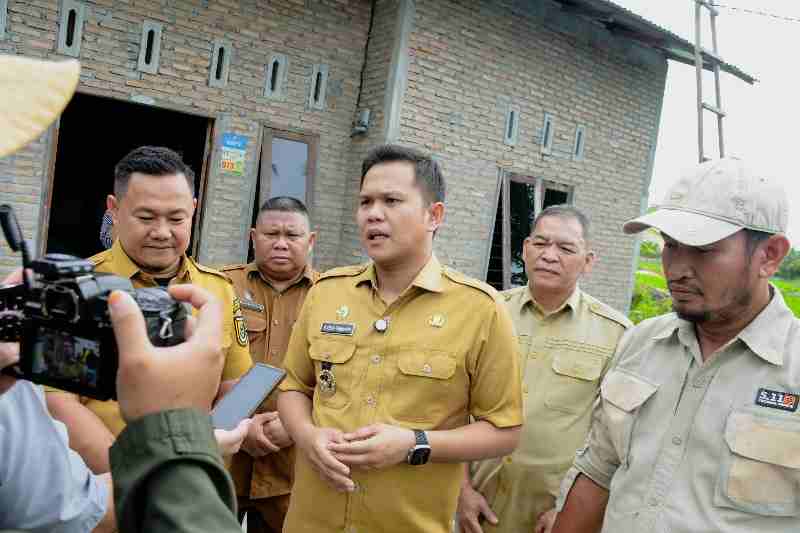 Wabup Adlin Tinjau Lokasi Puting Beliung, Tegaskan Kepedulian Pemkab Sergai Wabup Adlin Tinjau Lokasi Puting Beliung, Tegaskan Kepedulian Pemkab Sergai