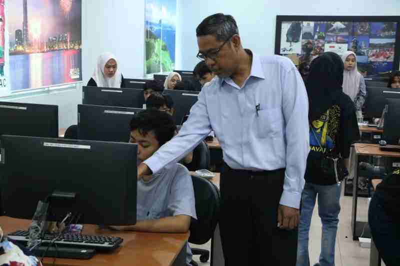 Antusiasme Siswa SMA pada Kuliah Umum Web Programming di IIB Darmajaya Antusiasme Siswa SMA pada Kuliah Umum Web Programming di IIB Darmajaya