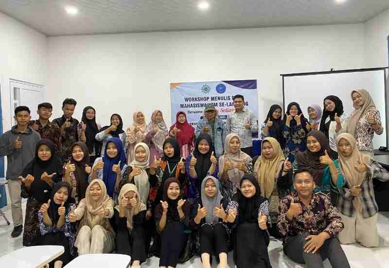 Sastrawan Isbedy Stiawan ZS Beri Materi Workshop Menulis Puis di UMPRI Sastrawan Isbedy Stiawan ZS Beri Materi Workshop Menulis Puis di UMPRI