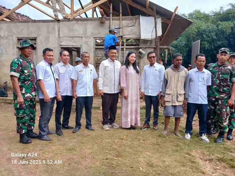 Senator Almira Bersama TNI Bantu Rumah Roboh di Tulung Agung Senator Almira Bersama TNI Bantu Rumah Roboh di Tulung Agung
