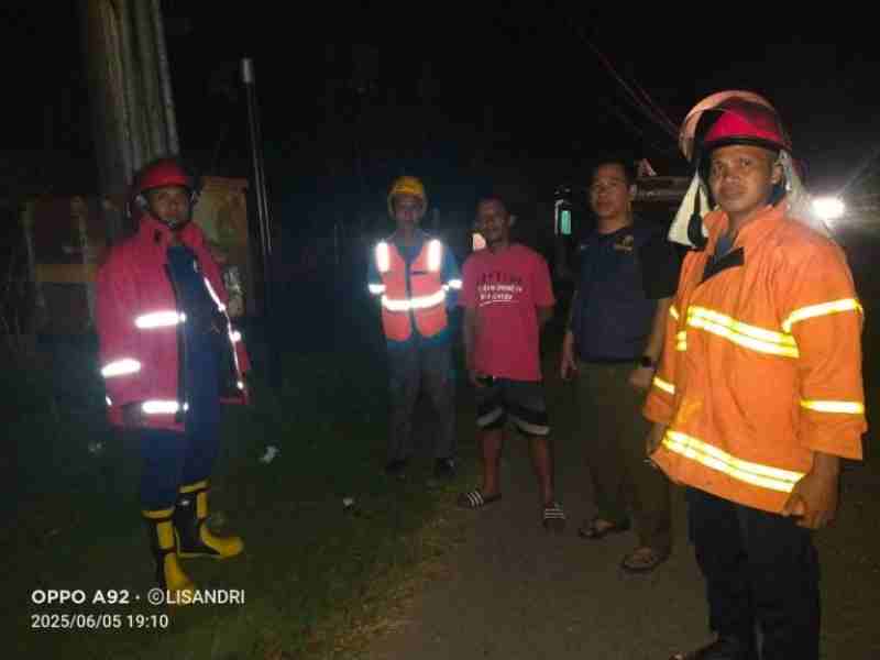 Tim Damkar dan PLN Muba Berhasil Padamkan Kebakaran Gardu Listrik di Sekayu Tim Damkar dan PLN Muba Berhasil Padamkan Kebakaran Gardu Listrik di Sekayu