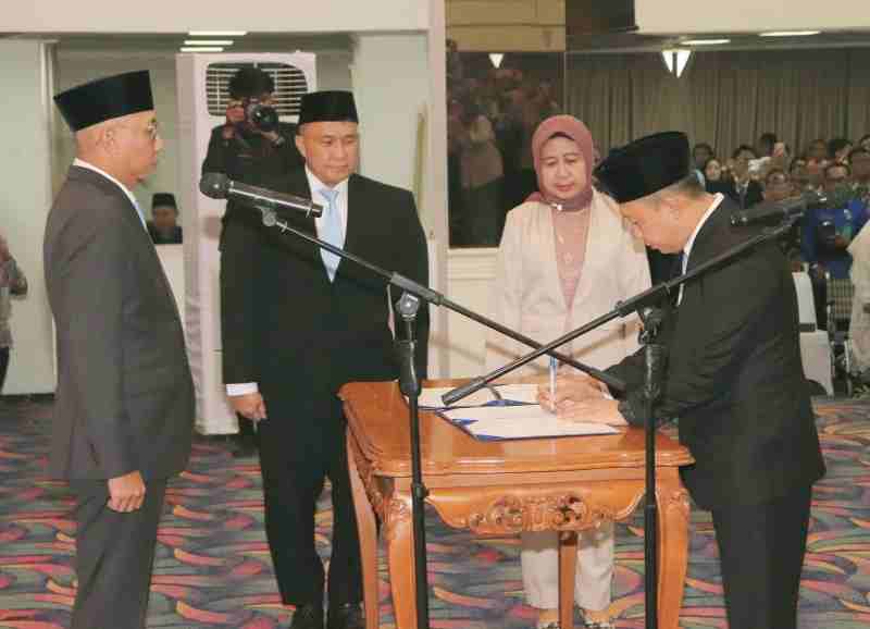 Gubernur Rahmat Mirzani Djausal Lantik Marindo Kurniawan Sebagai Sekda Provinsi Lampung Gubernur Rahmat Mirzani Djausal Lantik Marindo Kurniawan Sebagai Sekda Provinsi Lampung