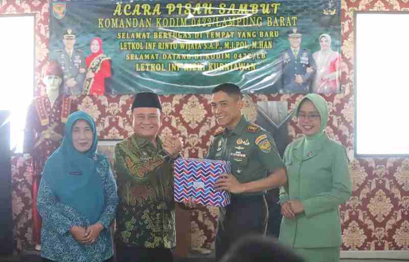 Mad Hasnurin Menggelar Pisah Sambut dengan Komandan Kodim 0422/LB Mad Hasnurin Menggelar Pisah Sambut dengan Komandan Kodim 0422/LB