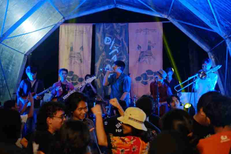 Hysteria Meruang: Ekspresi Kolektif di Parkiran Kampus Hysteria Meruang: Ekspresi Kolektif di Parkiran Kampus