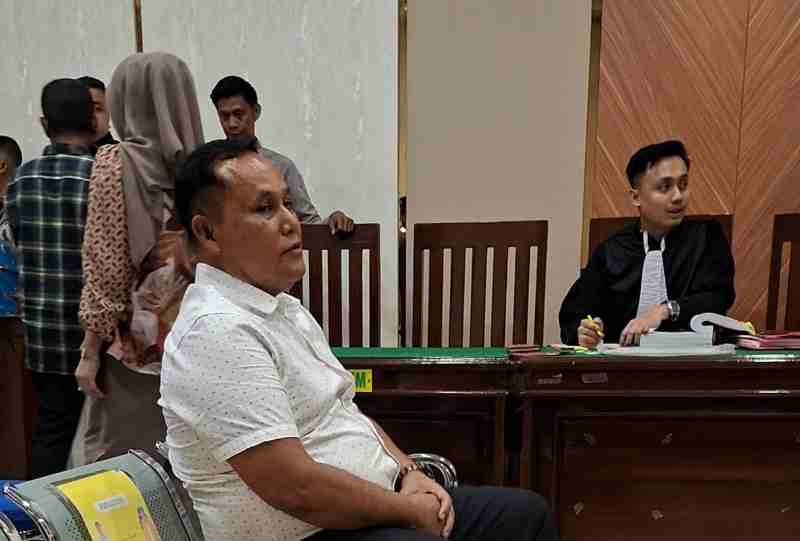 Jadi Saksi Kasus Ijazah Palsu, Nanang Ermanto dan Istri Hadir, Merik Havid Adu Mulut dengan Pengacara Jadi Saksi Kasus Ijazah Palsu, Nanang Ermanto dan Istri Hadir, Merik Havid Adu Mulut dengan Pengacara