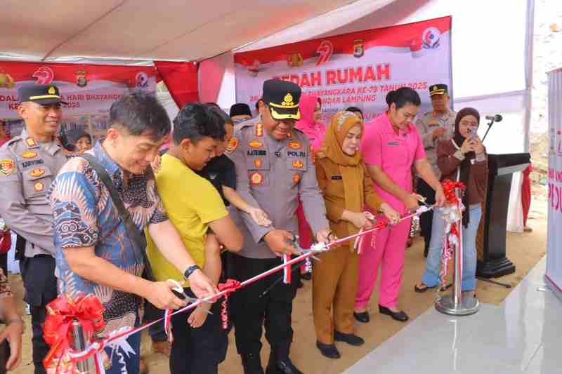 Kapolresta Bandar Lampung Resmikan Rumah Hasil Bedah Rumah Pasutri Meninggal Korban Longsor Kapolresta Bandar Lampung Resmikan Rumah Hasil Bedah Rumah Pasutri Meninggal Korban Longsor