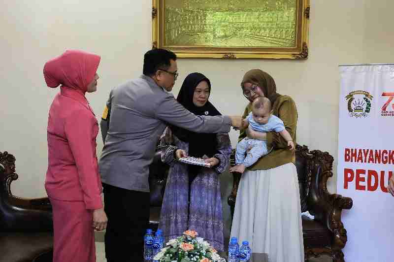 Kapolda Lampung Anjangsana ke Keluarga Briptu Anumerta Ghalib Surya Ganta dalam Rangka Hari Bhayangkara ke-79 Kapolda Lampung Anjangsana ke Keluarga Briptu Anumerta Ghalib Surya Ganta dalam Rangka Hari Bhayangkara ke-79