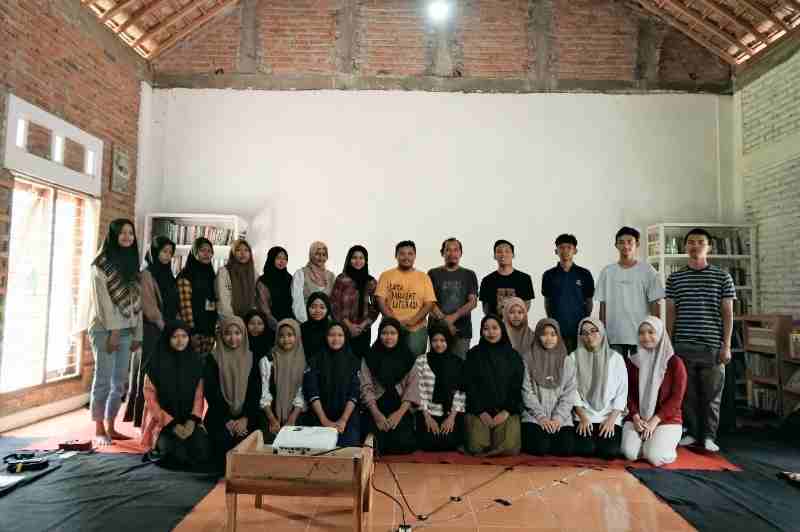 Kolektif Hysteria: Siklus Kebudayaan Cepat Berubah Kolektif Hysteria: Siklus Kebudayaan Cepat Berubah