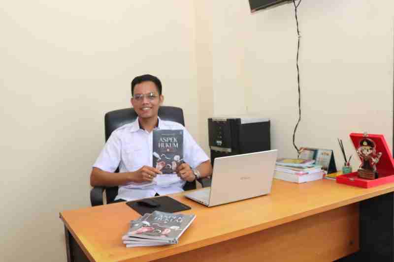 Lewat Buku, Brigpol Riko Dorong Pemahaman Hukum Pidana Narkotika Bagi Generasi Muda Lewat Buku, Brigpol Riko Dorong Pemahaman Hukum Pidana Narkotika Bagi Generasi Muda
