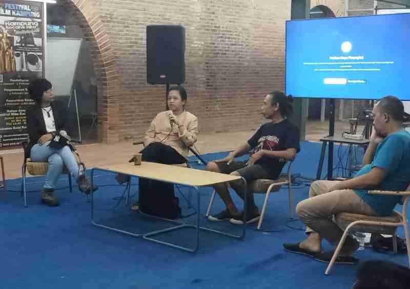 Kolektif Hysteria Gelar Tur “Bandeng Keliling” di Cirebon: Membahas Manifesto “Tulang Lunak Bandeng Juwana” Kolektif Hysteria Gelar Tur “Bandeng Keliling” di Cirebon: Membahas Manifesto “Tulang Lunak Bandeng Juwana”