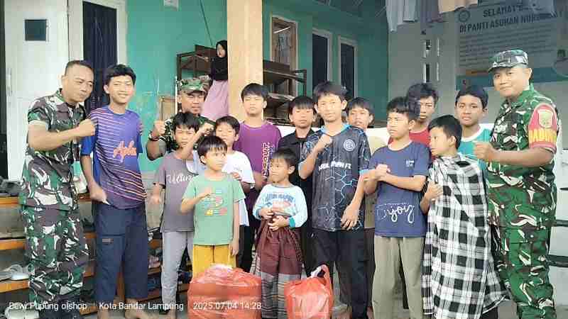 Koramil 410-02/TBS Kodim 0410/KBL Bagikan Paket Nasi Kotak di Jumat Berkah Koramil 410-02/TBS Kodim 0410/KBL Bagikan Paket Nasi Kotak di Jumat Berkah