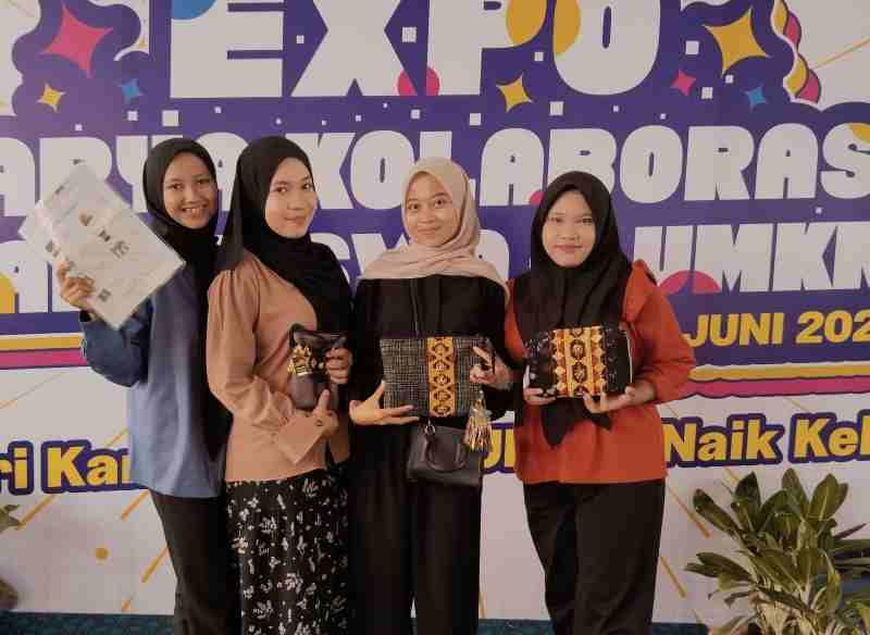 Kolaborasi Mahasiswi Darmajaya dan UMKM Hepiku Souvenir: Kembangkan Bisnis Khas Lampung Kolaborasi Mahasiswi Darmajaya dan UMKM Hepiku Souvenir: Kembangkan Bisnis Khas Lampung