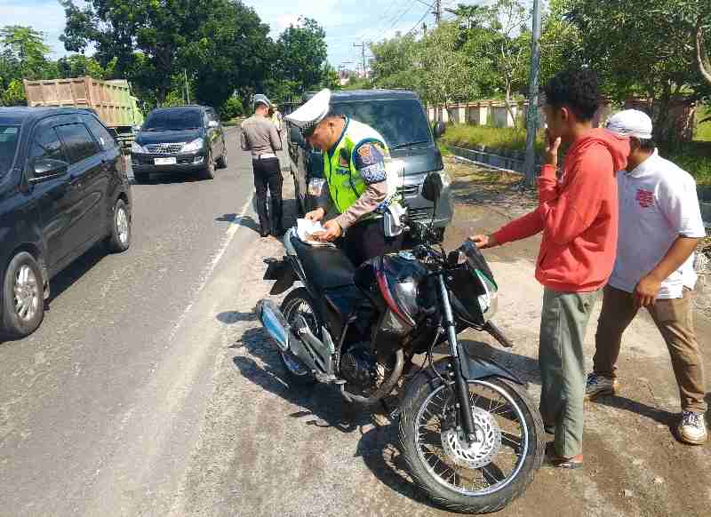 Operasi Patuh Toba Kasat Lantas Polres Sergai Imbau Warga Patuhi Aturan dan Gunakan Pengaman Operasi Patuh Toba Kasat Lantas Polres Sergai Imbau Warga Patuhi Aturan dan Gunakan Pengaman