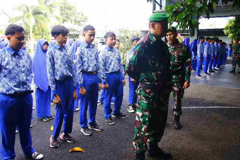 Koramil 410-06/KDT Beri Pelatihan Baris Berbaris Kepada Siswa/i SMP Qur’an Pelita Khoirul Umah Koramil 410-06/KDT Beri Pelatihan Baris Berbaris Kepada Siswa/i SMP Qur’an Pelita Khoirul Umah