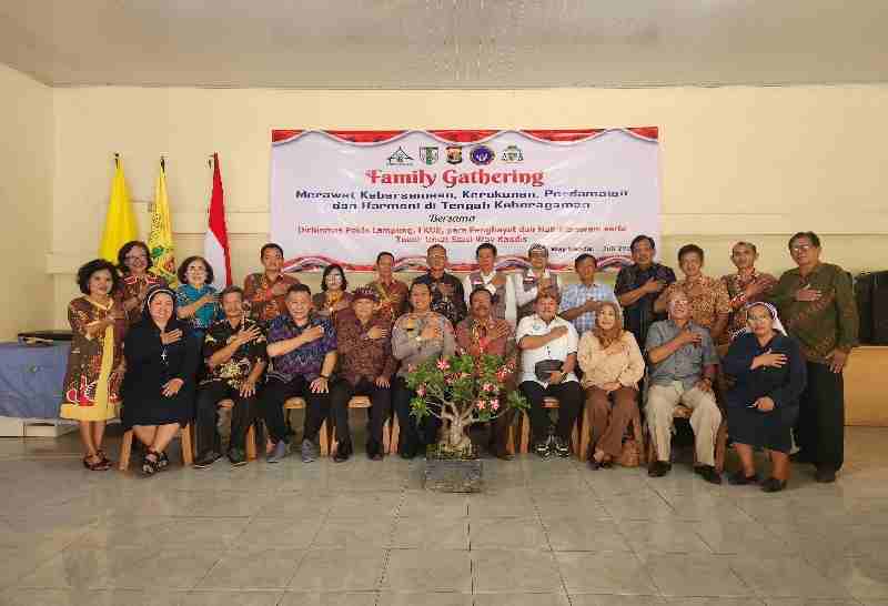 Polda Lampung Gelar Family Gathering Bersama Tokoh Lintas Agama: Jaga Harmoni di Tengah Keberagaman Polda Lampung Gelar Family Gathering Bersama Tokoh Lintas Agama: Jaga Harmoni di Tengah Keberagaman