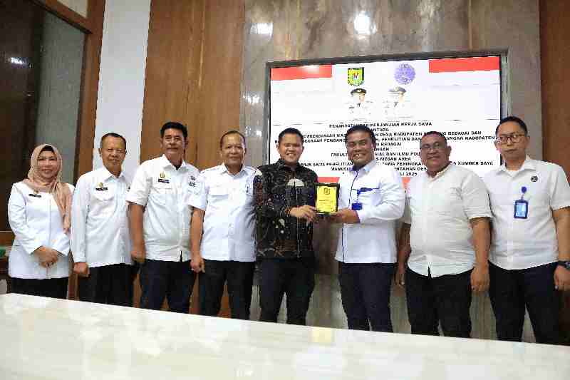 Wabup Adlin Tambunan Dorong Kerja Sama Nyata Kampus-Daerah untuk Kemajuan Desa Wabup Adlin Tambunan Dorong Kerja Sama Nyata Kampus-Daerah untuk Kemajuan Desa