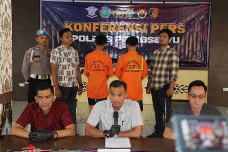 Dua Tersangka Geng BOM21 Resmi Dilimpahkan Polisi ke Kejaksaan Negeri Pringsewu Dua Tersangka Geng BOM21 Resmi Dilimpahkan Polisi ke Kejaksaan Negeri Pringsewu