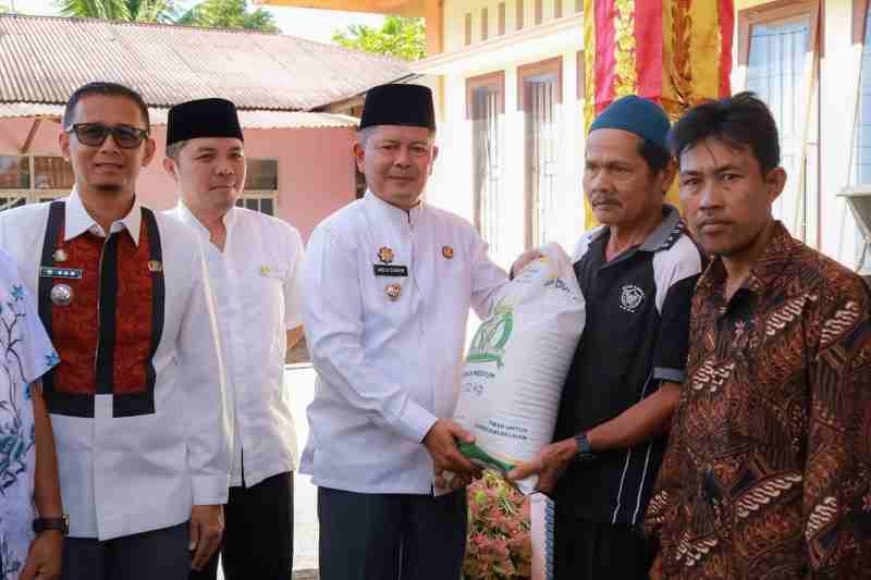 Salurkan Bantuan, Bupati Welly Suhery Serahkan Langsung Beras Pada Warga Salurkan Bantuan, Bupati Welly Suhery Serahkan Langsung Beras Pada Warga