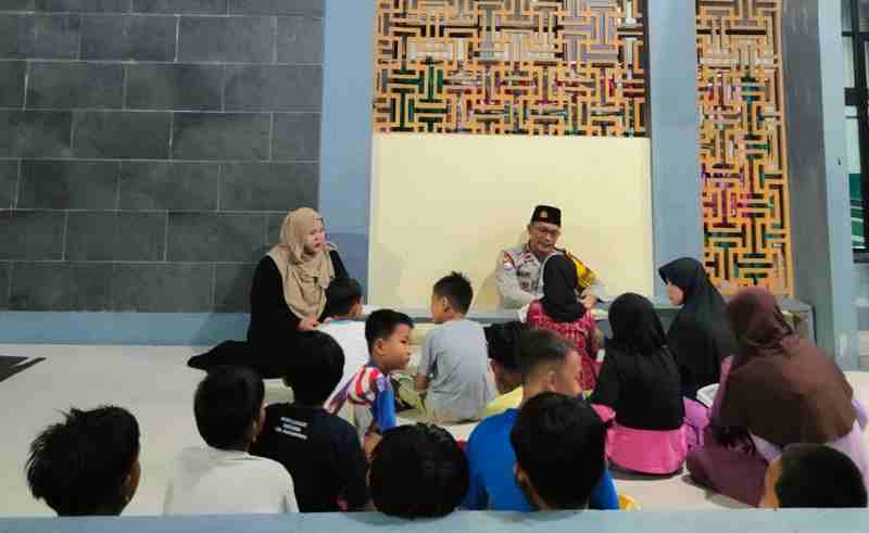 Kisah Aipda Saihun, Luangkan Waktu Jadi Guru Ngaji Anak-anak di Bandar Lampung Kisah Aipda Saihun, Luangkan Waktu Jadi Guru Ngaji Anak-anak di Bandar Lampung