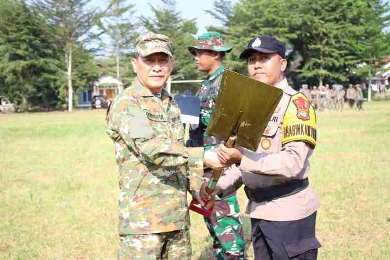 Bupati Tulang Bawang Serahkan Alat Kerja Secara Simbolis kepada Satgas TMMD ke-125 Kodim 0426/TB Bupati Tulang Bawang Serahkan Alat Kerja Secara Simbolis kepada Satgas TMMD ke-125 Kodim 0426/TB