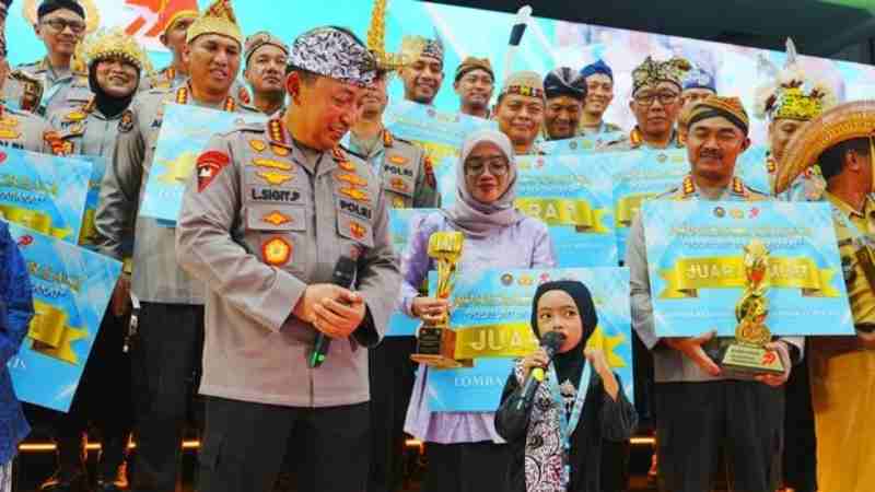 Dongeng Hafiza Memukau Kapolri di Awarding Day Bhayangkara ke-79 Dongeng Hafiza Memukau Kapolri di Awarding Day Bhayangkara ke-79
