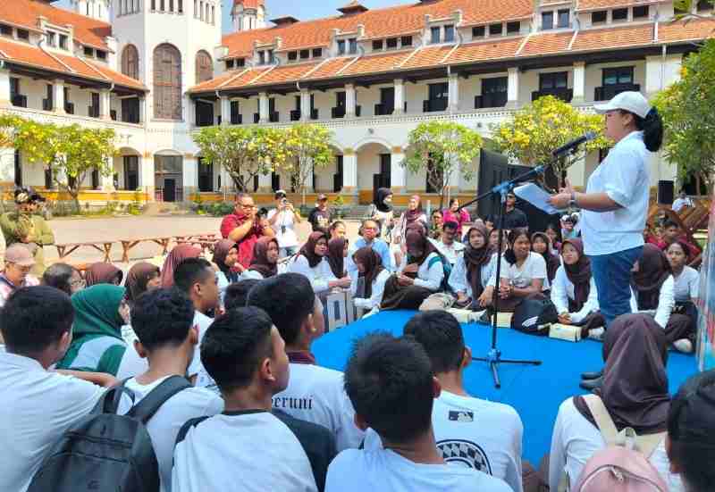 Membangun Cinta Tanah Air Lewat Literasi Digital: Sosialisasi Aplikasi Jazirah BI dan Pameran Literasi di Lawang Sewu Membangun Cinta Tanah Air Lewat Literasi Digital: Sosialisasi Aplikasi Jazirah BI dan Pameran Literasi di Lawang Sewu