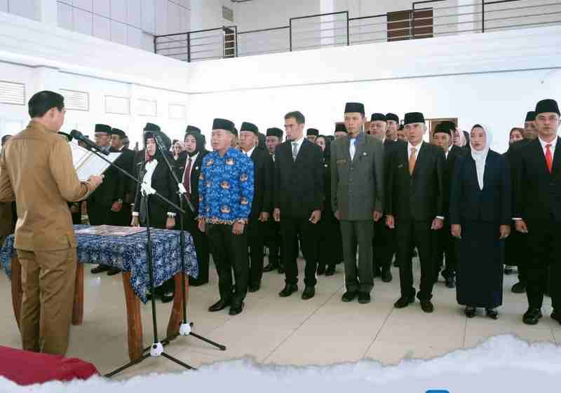 Tingkatkan Etos Kerja, Bupati Kaur Lakukan Rotasi dan Mutasi 47 Pejabat Eselon III dan IV Tingkatkan Etos Kerja, Bupati Kaur Lakukan Rotasi dan Mutasi 47 Pejabat Eselon III dan IV