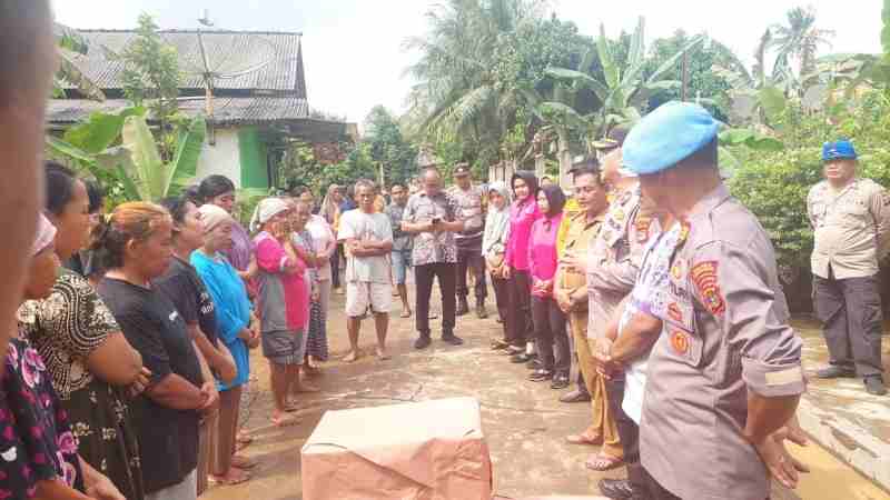 Polres Tanggamus Salurkan Bantuan Sosial untuk Warga Terdampak Banjir di Pekon Soponyono Polres Tanggamus Salurkan Bantuan Sosial untuk Warga Terdampak Banjir di Pekon Soponyono