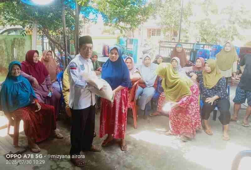 Pemdes Gunung Agung Salurkan Bantuan Beras Untuk 54 Kepala Keluarga Pemdes Gunung Agung Salurkan Bantuan Beras Untuk 54 Kepala Keluarga