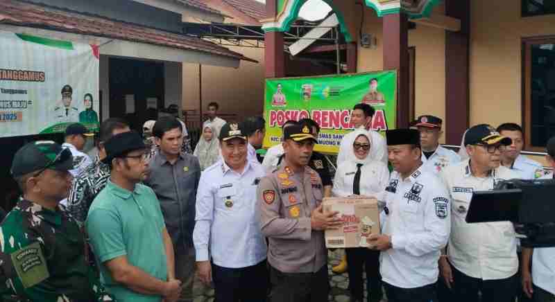 Bersama Bupati, Kapolres Tanggamus Tinjau Wilayah Terdampak Banjir dan Berikan Bahan Pokok Bersama Bupati, Kapolres Tanggamus Tinjau Wilayah Terdampak Banjir dan Berikan Bahan Pokok