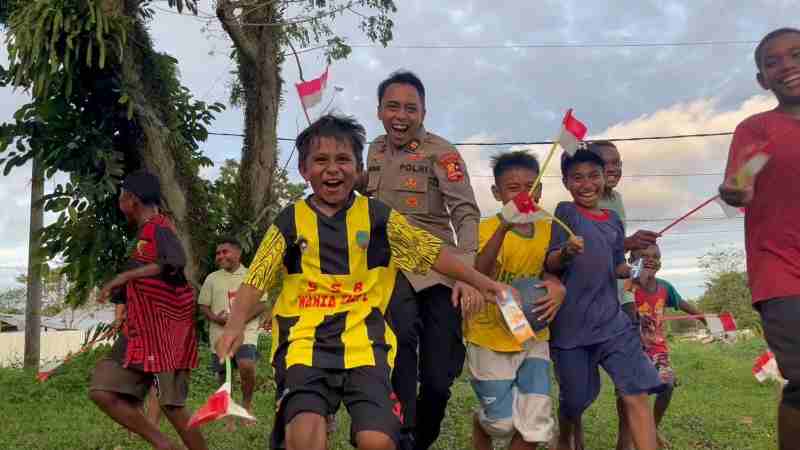 Satgas Ops Damai Cartenz Bangun Kedekatan Lewat Bermain Sepak Bola Bersama Anak-anak Mimika Satgas Ops Damai Cartenz Bangun Kedekatan Lewat Bermain Sepak Bola Bersama Anak-anak Mimika
