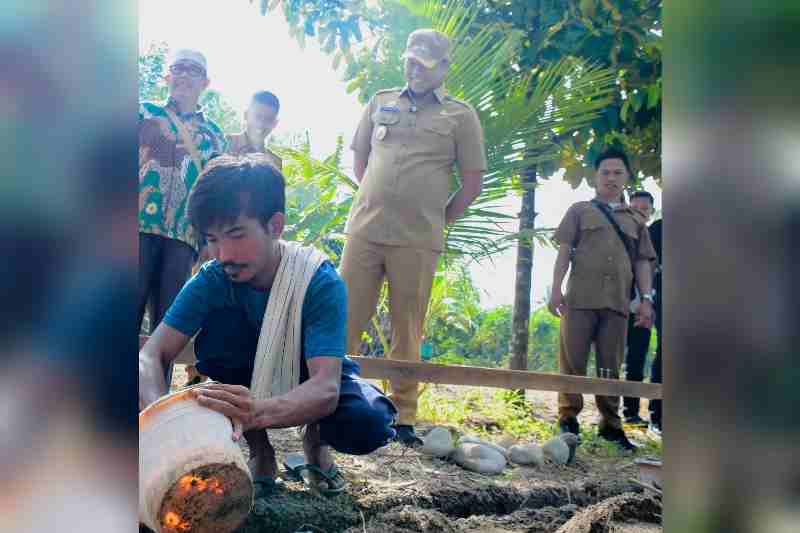 Tangis Haru Fahrozi, Rumah yang Rata Tanah Kini Dibangun Kembali oleh Pemkab Sergai Tangis Haru Fahrozi, Rumah yang Rata Tanah Kini Dibangun Kembali oleh Pemkab Sergai